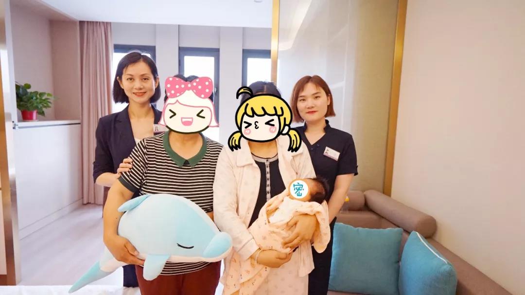 生娃漫长又痛苦？不！这个妈妈“趴”在水中，