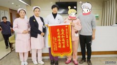 “偶像”来了！两位“忠实粉丝”一定要把这个送给她！