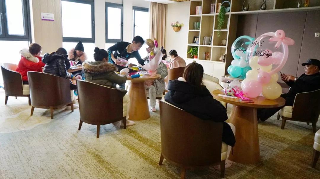 她们竟然一边坐月子，一边做了这些事……